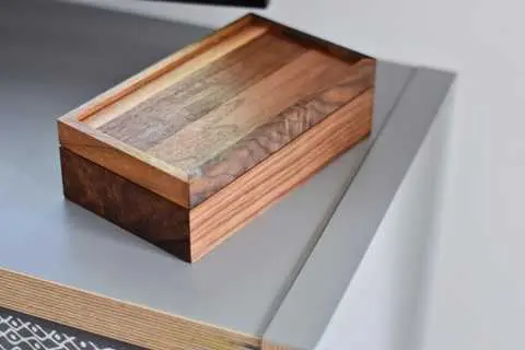 Boîte de rangement en noyer massif fabriquée en atelier HDM Menuiserie