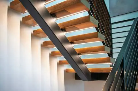 Escalier suspendu chêne et métal avec éclairage LED — HDM Menuiserie Loire sur Rhône