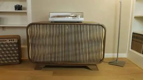 Meuble TV sur mesure en lattes de noyer réalisé par HDM Menuiserie à Givors