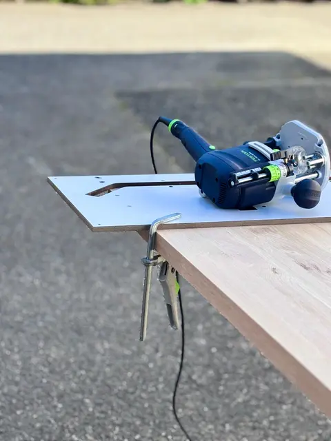 Défonceuse Festool en cours d'usinage d'une planche à l'atelier HDM Menuiserie Givors