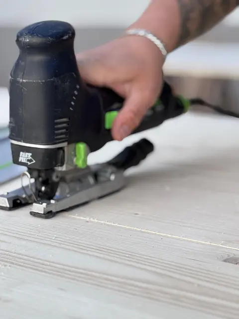 Scie sauteuse Festool découpant une planche en sapin clair — atelier HDM Menuiserie